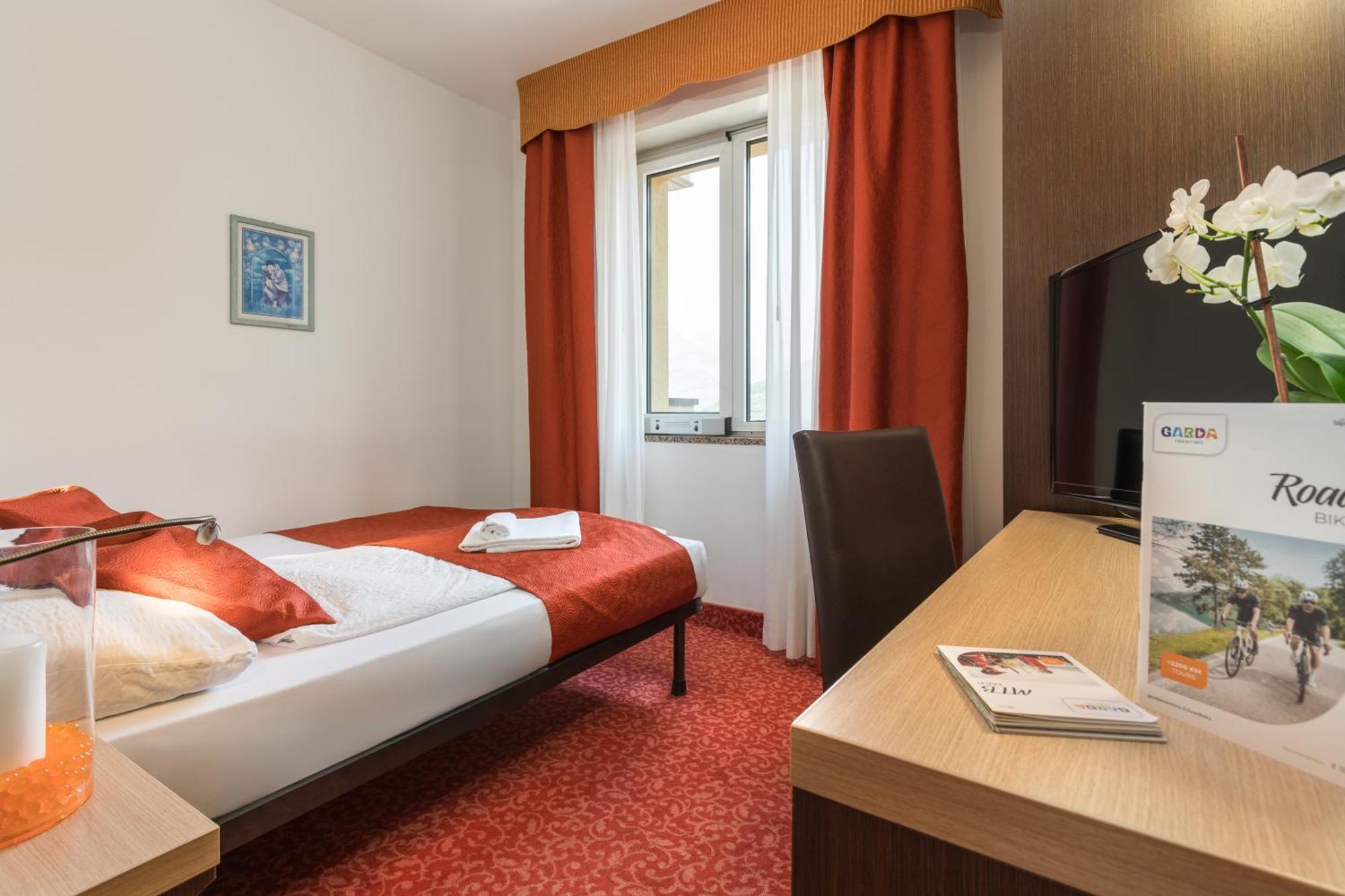 Benacus Panoramic Hotel 3*